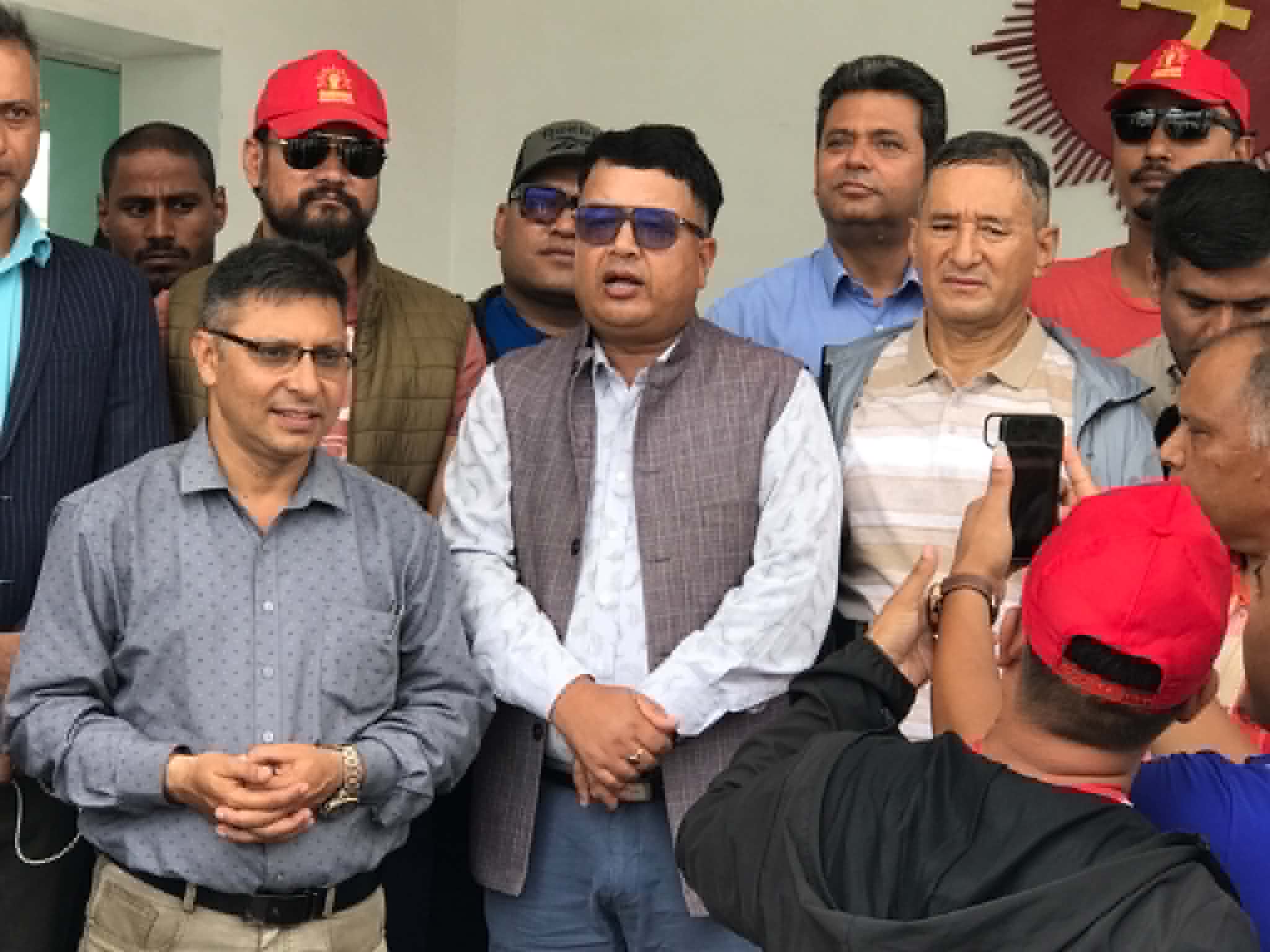 नेकपा (एमाले)द्वारा गठित सहयोग समिति राहत सामग्री बोकेर नुवाकोट प्रस्थान