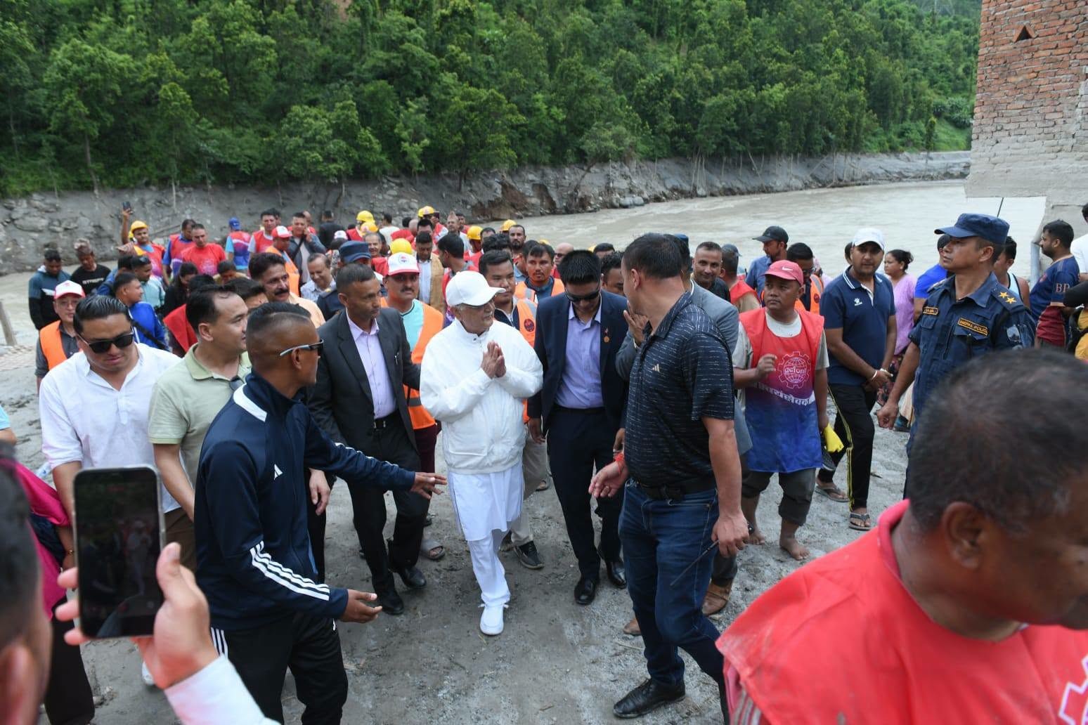 अध्यक्ष ओलीद्वारा त्रिशुली नदीले धादिङको गल्छीमा पुर्याएको क्षतिको स्थलगत अवलोकन