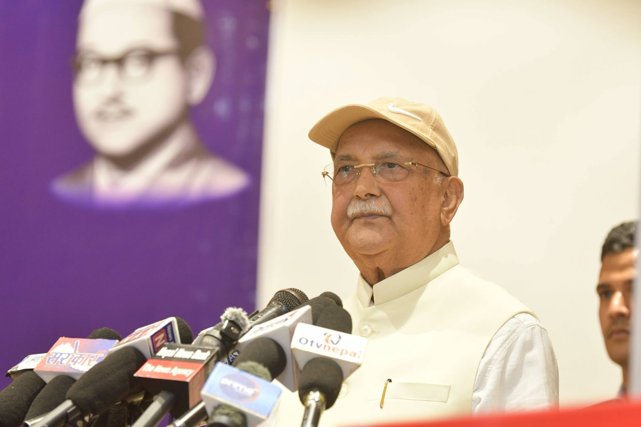 अपहरित अवस्थाको लोकतन्त्र फर्काउनु दलहरुको पहिलो दायित्वः अध्यक्ष ओली