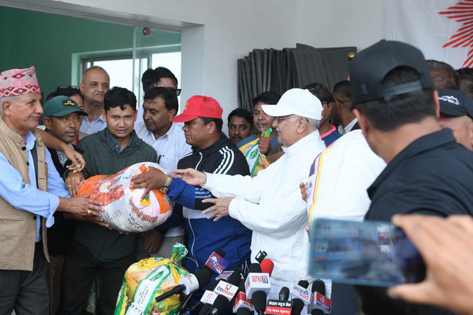 अध्यक्ष ओली भोेटेकोशी र त्रिशुलीको विनाशकारी बाढीले पुर्याएको क्षतिको स्थलगत जानकारी लिन नुवाकोट प्रस्थान