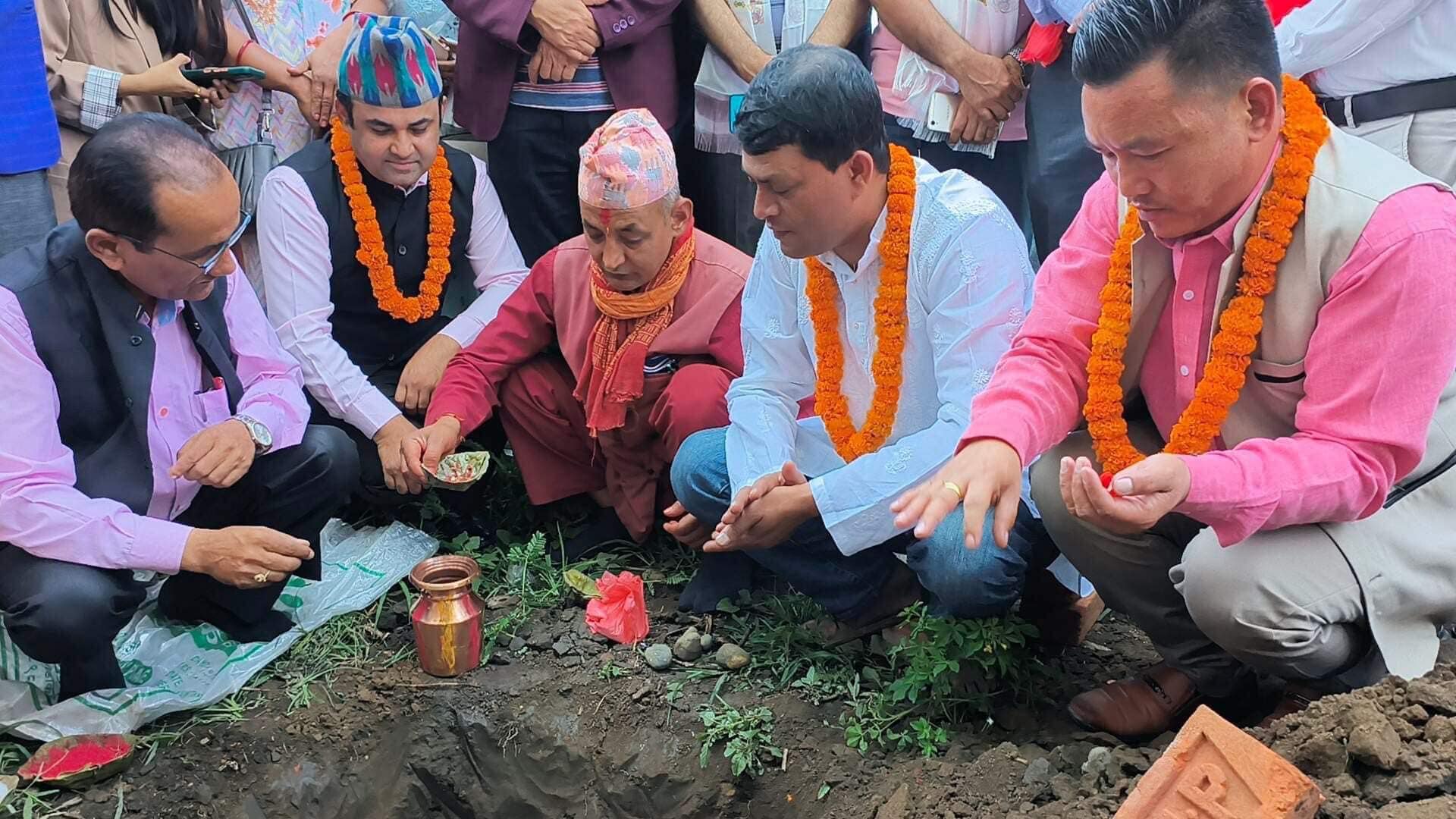 भवन निर्माणमा पहिलो बन्यो प्रेस चौतारी चितवन, अध्यक्ष बस्नेतबाट शिलान्यास
