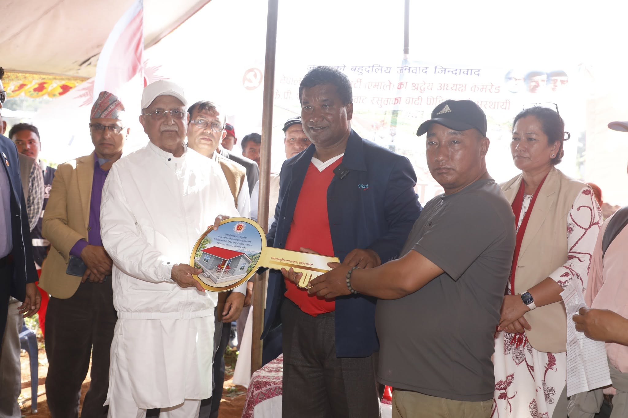 अध्यक्ष ओलीद्वारा बाढीबाट घरवारविहीन १८ परिवारलाई अस्थायी आवास हस्तान्तरण
