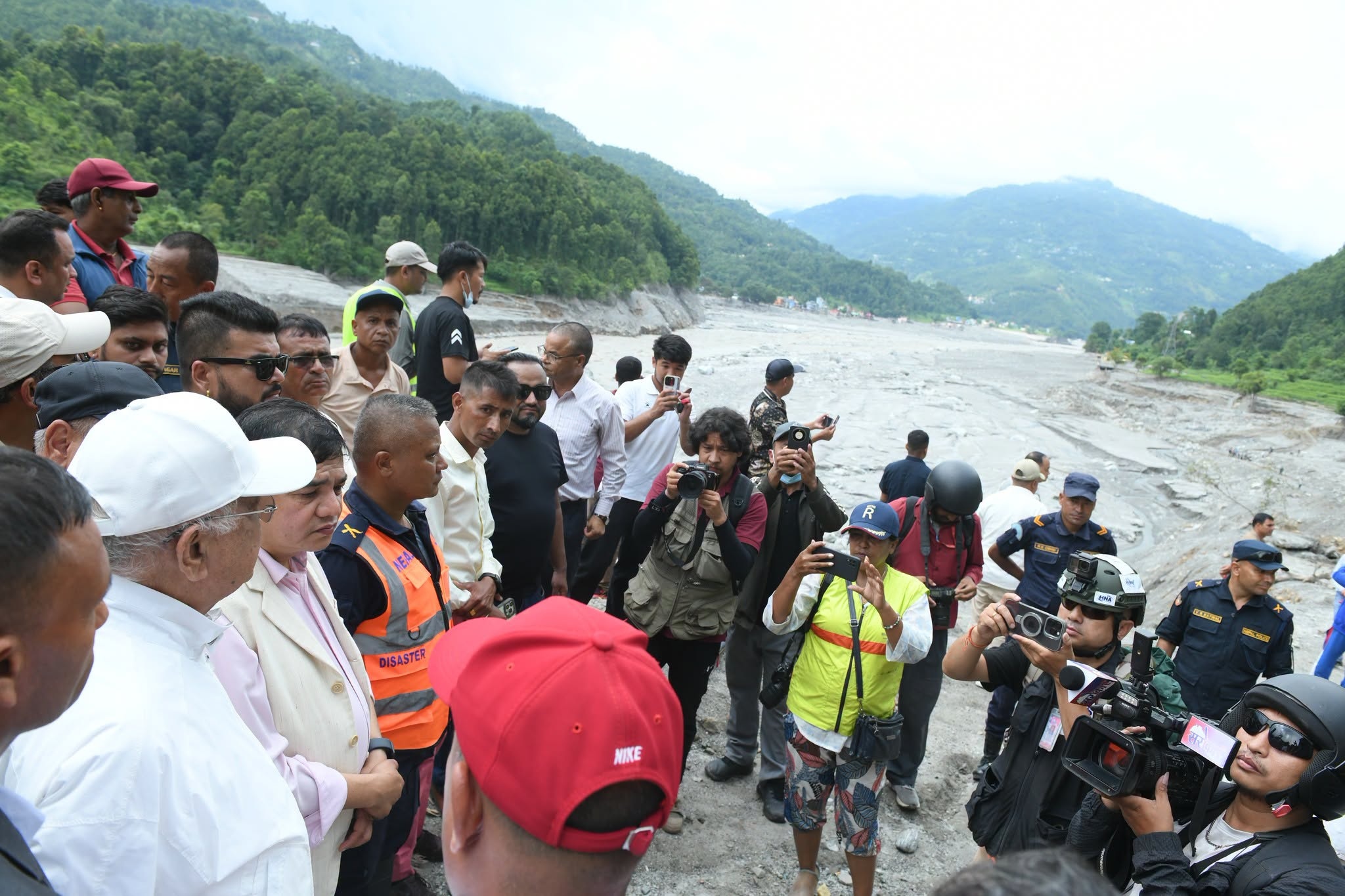 अध्यक्ष ओलीद्वारा नुवाकोटमा विनाशकारी बाढी प्रभावित क्षेत्रको निरीक्षण