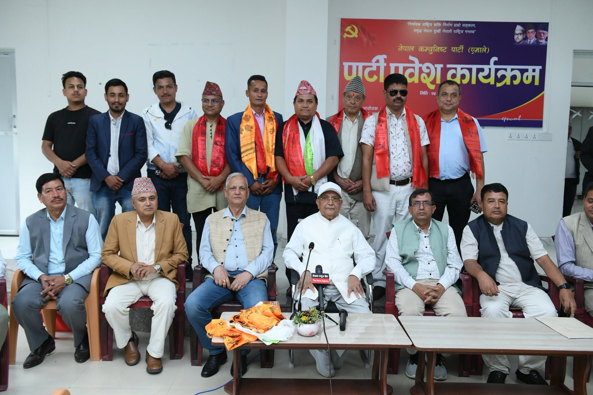 नेकपाका पोलिटब्युरो सदस्य कार्की र छजना केन्द्रीय सदस्य एमालेमा